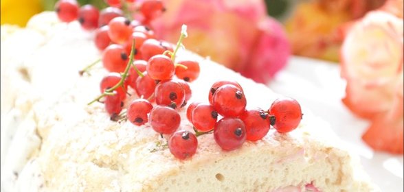 Рулет-безе с джемом из красной смородины и сливочно-шоколадным кремом