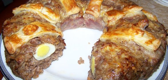 Мясное кольцо, фаршированное перепелиными я йцами с украшениями из слоёного теста