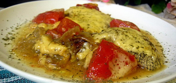 Макрорус на луковой подушке,запеченный с помидорами и сыром (Тест-драйв)