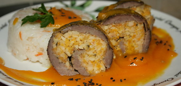 Мясной рулет с тыквой и орехами