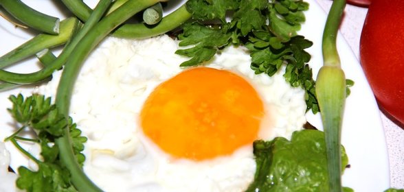 Яичница со стрелками чеснока