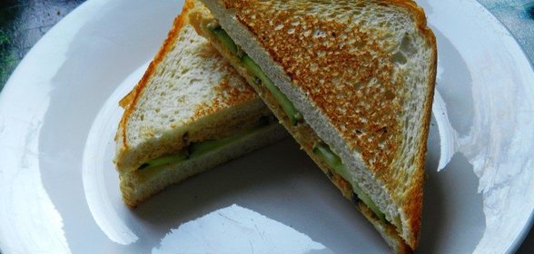 Сендвичи с куриным паштетом и огурцом