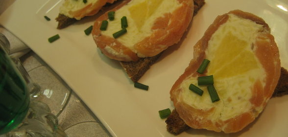 Рулет из копченого лосося с яблоком