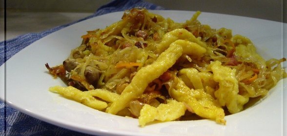 Шпетцле (немецкая домашняя лапша) с квашенной капустой