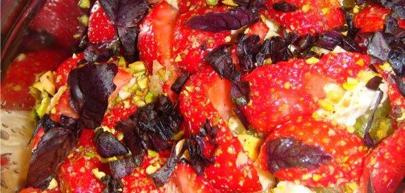 САЛАТ из АВОКАДО с СЫРОМ, АПЕЛЬСИНОМ и КЛУБНИКОЙ