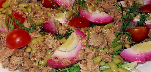 Салат с тунцом и яйцами в свекольном маринаде