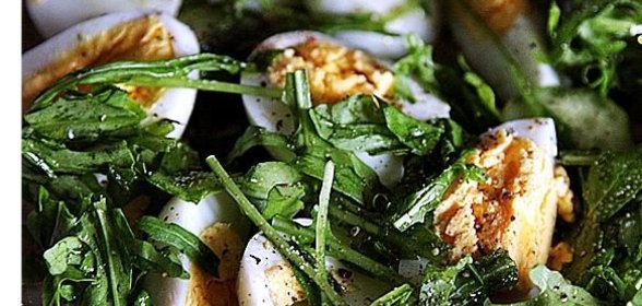 Салат с малосольными огурцами и яйцом