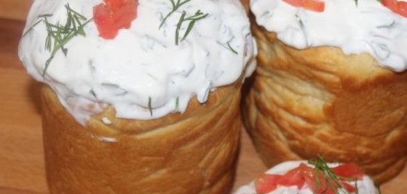 Кулич с начинкой из курицы и овощей