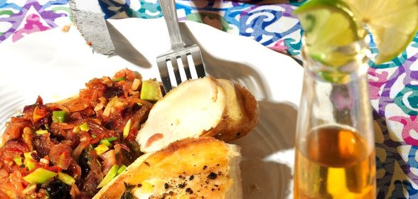 Курица с чатни из лука и авокадо