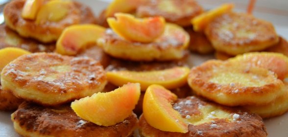 Сырники с персиками