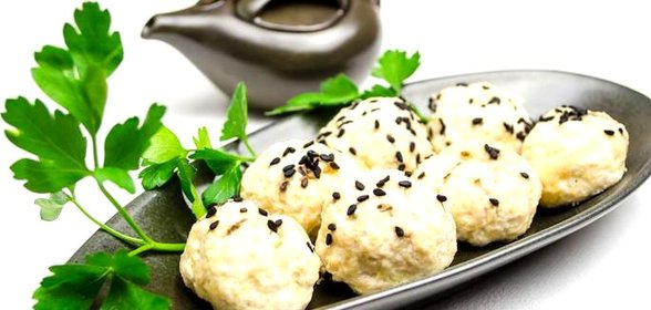 Куриные биточки с творогом на пару