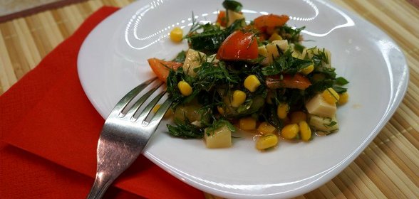 Овощной салат с кукурузой и сыром