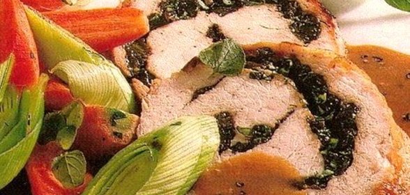 Рулетики из индейки со шпинатом и сыром в беконе