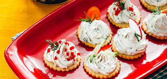 Крекеры с творожной пастой и овощами