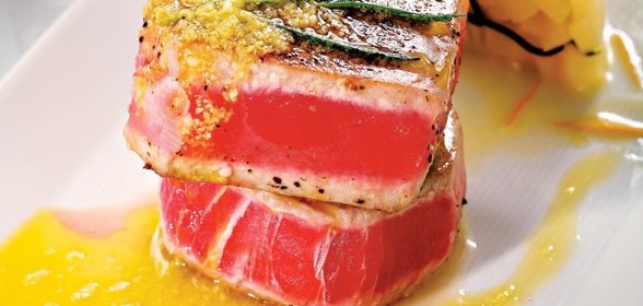 Тунец с чесночным маслом и гарниром из груши