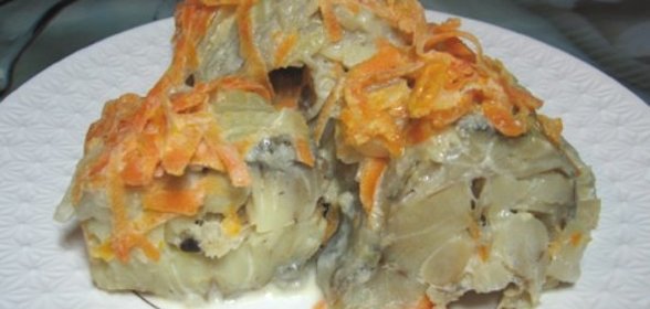 Тушеный минтай с морковью и луком