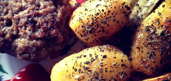 Отварной картофель с мясными ежиками