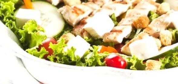 Салат из мяса, овощей и моцареллы с соусом чимичурри