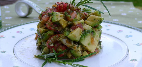 Тартар из авокадо с раковыми шейками