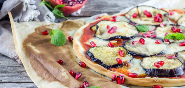 Пицца с баклажаном, моцареллой и гранатом