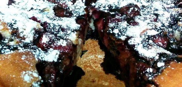 Быстрый пирог с замороженными ягодами (вишней)