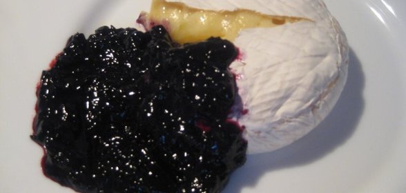 Камамбер с черничным конфитюром