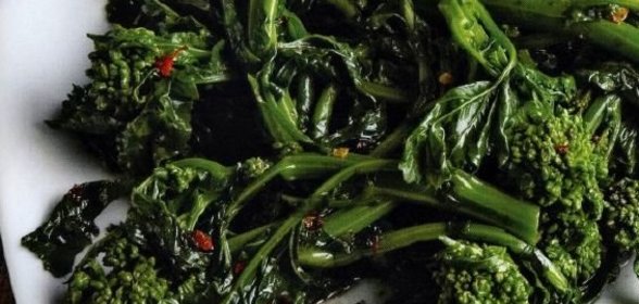 Брокколи с чесночным маслом и анчоусами