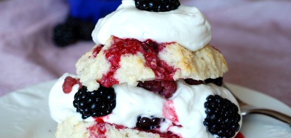 Песочное печенье с ежевикой и взбитыми сливками