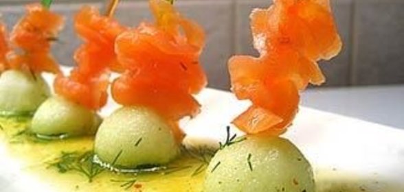 Копченый лосось с яблоком, в апельсиновом маринаде