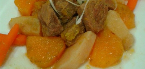 Телятина, тушенная с бататом и айвой