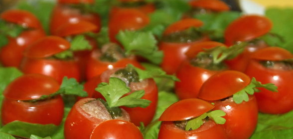 Закуска с анчоусами и моцареллой в помидорках черри