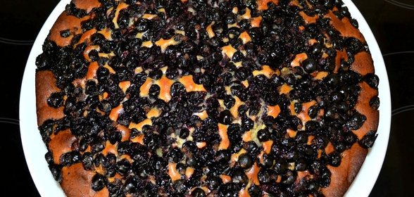 Быстрый пирог с замороженными ягодами