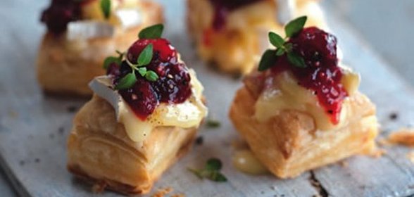 Канапе с клюквой и камамбером