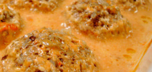 Тефтели с грибами, запеченные в духовке в томатно-сметанном соусе