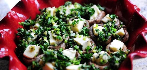 Запеченные грибы с сыром бри