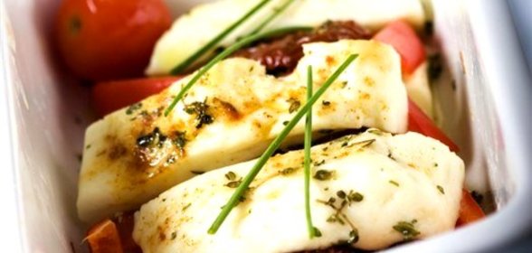 Жареный сыр халлуоми с заправкой из лайма и каперсов