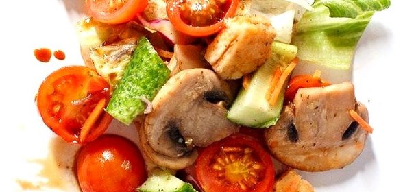 Свежий салат с шампиньонами и адыгейским сыром