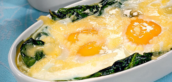 Запеченные яйца со шпинатом и сыром