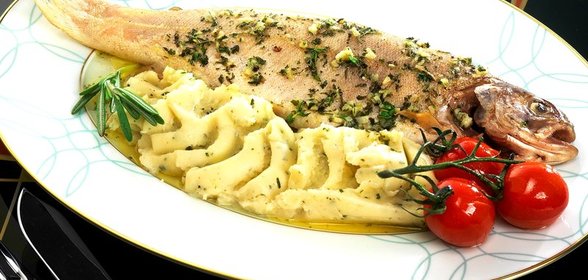 Форель на пару с чесночным маслом