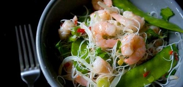 Вьетнамский салат с лапшой и креветками