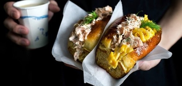 Бутерброды с яичницей и лососем