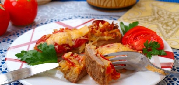 Отбивные из свинины запечённые с аджикой и помидорами