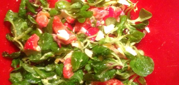 Салат с корном, радикьо и кунжутным маслом