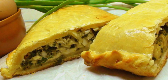 Пирог из теста на сметане с луком и яйцом. Пресный пирог