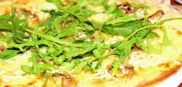 Пицца с трюфельным маслом, шампиньонами и руколой