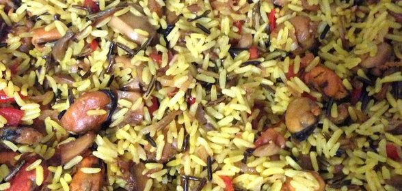 Жареные мидии с рисом и соусом терияки