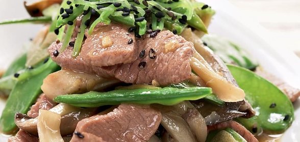 Ягнятина и имбирь с кунжутным маслом