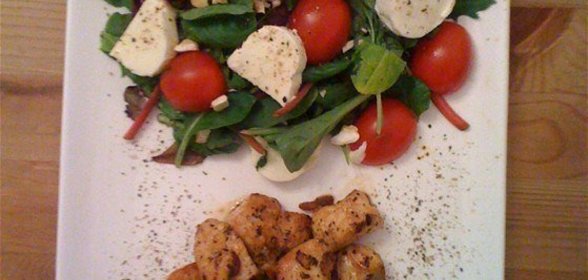 Летняя легкая закуска из курицы, зелени и моцареллы