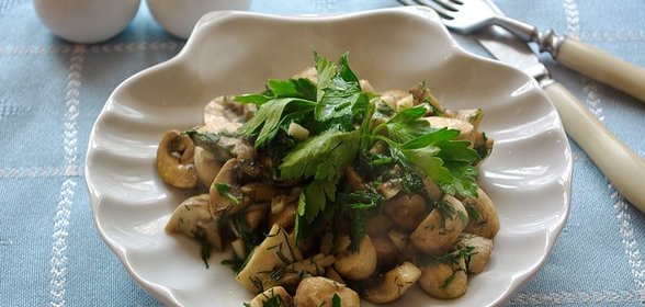 Шампиньоны с чесноком и зеленью