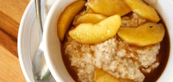 Овсяная каша с жареными яблоками